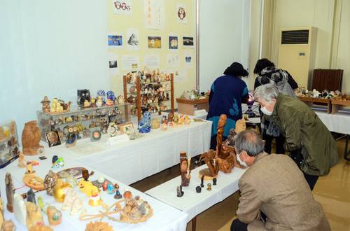 国内外のさまざまなフクロウ作品が並ぶ会場