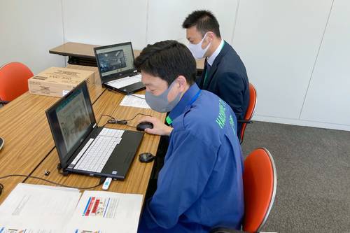 オンラインで防災教室を行う木本聡さん（手前）