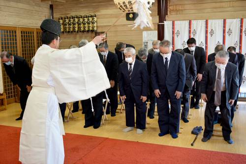 神事で震災の犠牲者に祈りをささげる出席者