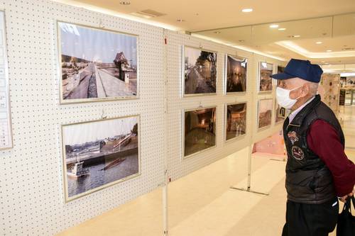 おいらせ町の津波被害などを伝える写真などが展示されている会場