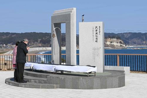 野田村の大津波記念碑。朝から人々が訪れ、犠牲者を悼んだ＝１１日午前１１時３５分ごろ
