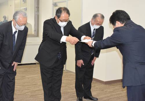 下井田幸喜次長（右）へ要望書を手渡す吉田光良会長（左から２人目）＝１７日、県庁
